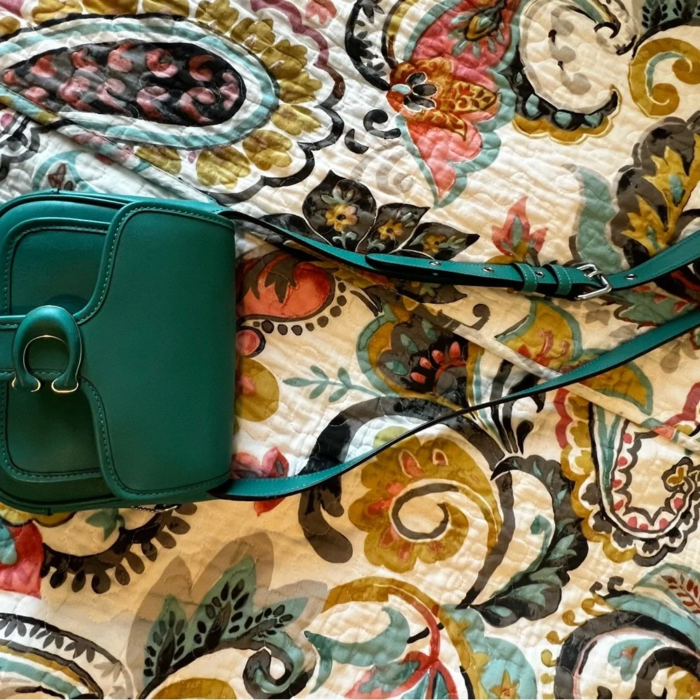 Coach Green Crossbody Bag with Modern Design - Picture 2 of 7